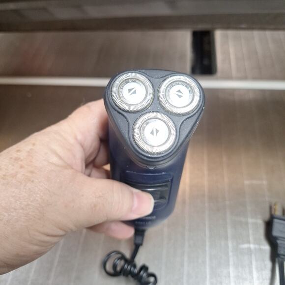 Philips Norelco Corded Electric Shaver 4401 LC Lift And Cut W Power Cord Tested - Picture 4 of 4